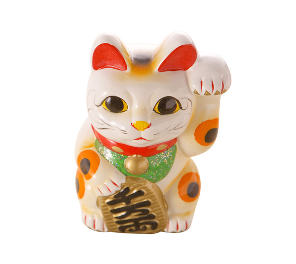 Các chú mèo Maneki Neko thường được vẽ các câu đối an lành lên bùng