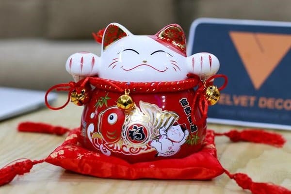 Chú mèo thần tài được lựa chọn phổ biến ở các store Việt Nam với 2 tay giơ lên mời chào khách